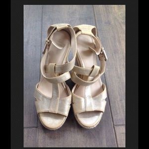 CALVIN KLEIN GOLD METALLIC WEDGE SANDALS 9.5